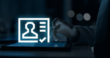 Kişiselleştirilmiş ödeme tarama çözümü, kurumsal ihtiyaçlar, müşteri profilleri ve düzenleyici gereksinimlere dayanan özel risk değerlendirmeleri, işlem izleme ve dolandırıcılık teşhisi yoluyla uyumluluğu artırır