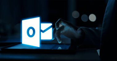 Microsoft Outlook Akıllı E- posta Yönetimiyle Bağlı ve Düzenli