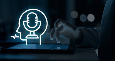 Konuşma Tanıma (İngilizce: Speech Recognition), algoritma ve makine öğrenme, ses kontrollü uygulamaları ve transkripsiyon hizmetlerini kullanarak konuşulan dili yazılı metne dönüştüren bir teknolojidir.