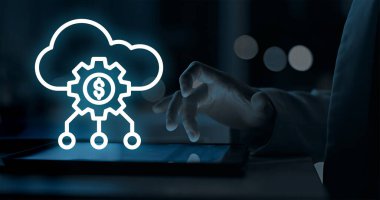 SaaS Web Uygulama Çözümleri internet üzerinden dağıtılan bulut tabanlı yazılım servisidir, kullanıcıların bir web tarayıcısı üzerinden uygulamalara erişmelerine ve kullanmalarına izin verir.