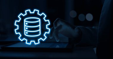 Siber güvenlikte birleşik platform çoklu güvenlik araçları ve tehdit algılama, tepki, varlık yönetimi ve uyum gibi işlevleri birleştiren birleşik bir çözümdür