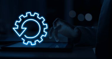Siber risk yönetiminde gerçek zamanlı & Devamlılık, güvenlik araçları ve süreçlerinin sürekli ve anında, tehditleri tespit ederek, analiz ederek ve tehditlere ve savunmasızlıklara yanıt vererek işlediği anlamına gelmektedir