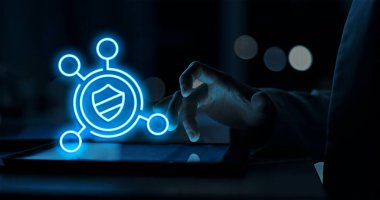 API 'ler (Uygulama Programlama Arayüzleri) çeşitli servisleri birleştirerek, otomasyonu geliştirerek ve platformlar arasında birlikte çalışabilirliği sağlayarak entegrasyonu artırır