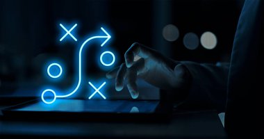 Orkestrasyon, çoklu sistem, süreç ve görevleri verimli bir şekilde koordine ederek karmaşık iş akışlarını düzene sokar
