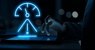 Düzenleyici Uyum, doğru yönetim ve risk yönetiminin sağlanması yoluyla şirketleri yasal cezalardan, mali kayıplardan ve itibarî hasarlardan korumaya yardımcı olur.