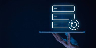 Kritik verileri koruyan ve beklenmedik aksaklıklardan hızlı bir şekilde kurtulmayı sağlayan sağlam Yedekleme ve Felaket Kurtarma çözümleriyle iş devamlılığını sağlayın