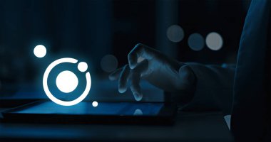 İyonik, HTML, CSS ve JavaScript gibi web teknolojileri kullanılarak kros platform mobil uygulamaları inşa etmek için genellikle açısal veya diğer ön-uç çerçevelerle birleştirilmiş açık kaynak bir çerçevedir.