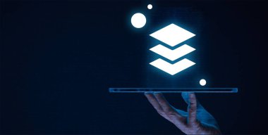 Full Stack Development (Full Stack Development), web uygulamalarının hem ön-uç (istemci-yan) hem de arka-uç (sunucu-tarafı) geliştirme uygulaması olup geliştiricilerin tam ve işlevsel yazılım çözümü oluşturmasına olanak sağlar