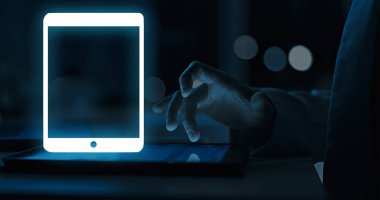  iPad, Apple tarafından geliştirilen bir tablet bilgisayar serisidir, akıllı telefonun taşınabilirliği ile bir dizüstü bilgisayarın işlevselliği ile tarama, medya tüketimi ve verimlilik gibi görevleri birleştirir.