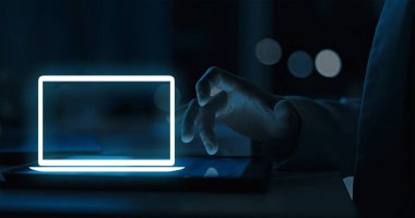 MacBook, gösterişli tasarımı, yüksek performansı, MacOS işletim sistemi ve Apple ekosistemi ile güçlü entegrasyonu ile tanınan, Apples dizüstü bilgisayar serisidir.