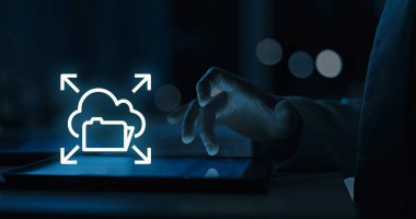 Amazon Elastik Dosya Sistemi (EFS) Amazon Web Servisleri (AWS) tarafından sağlanan ve tamamen yönetilen bir bulut tabanlı dosya depolama servisidir.)