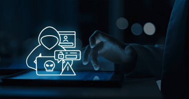 Siber suçların uğursuz sembolleri, sohbet baloncukları ve dijital sızma ve veri savunmasızlığının gölgeli gerilimini gösteren uyarı ekranlarıyla çevrili parlayan tabletin üzerinde kukuletalı figür beliriyor.