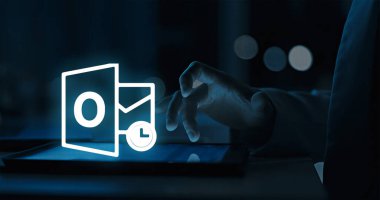 Dijital Çalışma Alanında Komuta Saati ve Bağlantı Görünümü Parıltısı