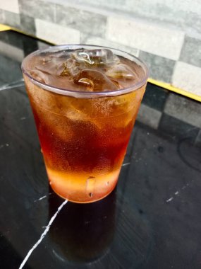 Bir bardak taze buzlu çay. Soğuk içecek..