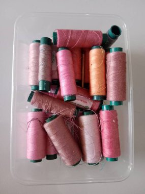 Bir makara iplik. Dikiş ekipmanları.