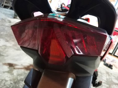 Motosiklet parçaları. Arkadan görülen modern kırmızı fren lambası.