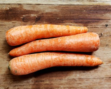 Ahşap arka planda havuç. Taze sebze işareti ve sembol.