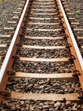 Tren yolu mu? Demiryolu tabelası ve sembolü.