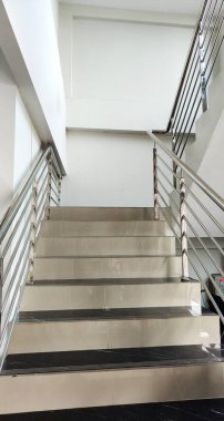 Ofiste merdivenler. modern yapı iç ögesi.