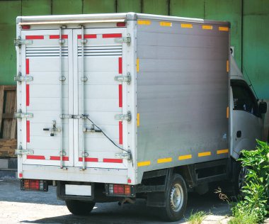 Vagon malları teslim ediyor. nakliye işi.