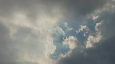 Yağmurdan önce kara bulut. doğa arkaplanı.