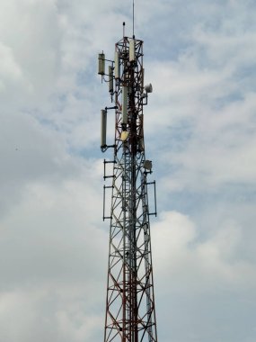 mavi gökyüzü arka planında radyo iletişim anteniName