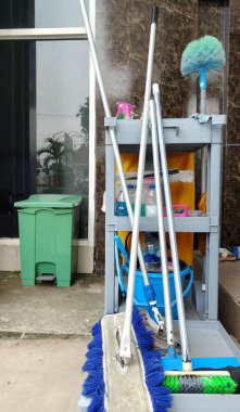 Temizlik ekipmanları. ofis bakımı çalışıyor.