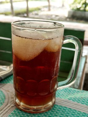 Bir bardak buzlu çay. Taze soğuk içecek..