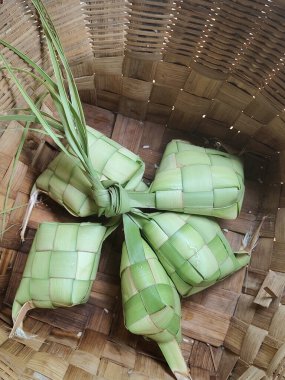 Ketupat, taze hindistan cevizi yapraklarından yapılmış doğal kaplamalı pirinç köftesi.