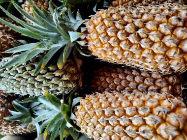 Taze ananas yığını. meyve arkaplanı.