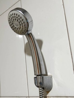 Banyo duvarındaki duş başlığının yakın çekimi..