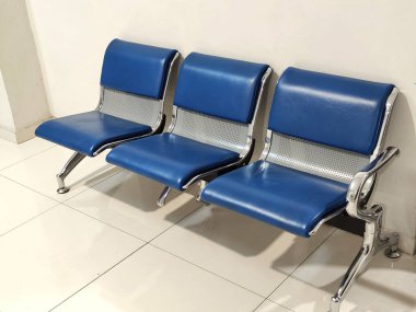 Modern sıra sandalyeler bekleme odasında.