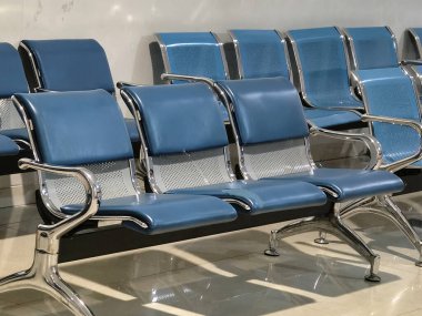 Modern sıra sandalyeler bekleme odasında.
