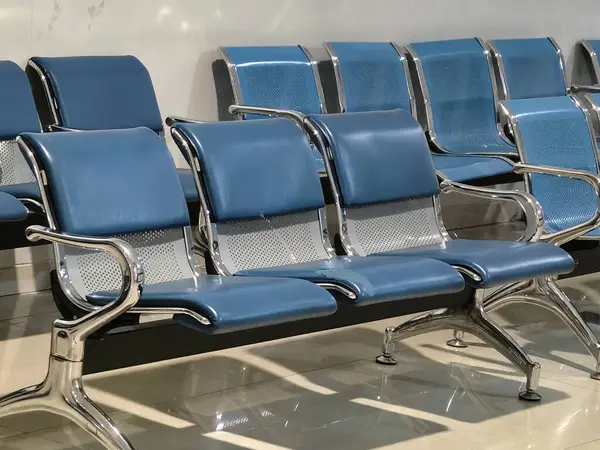 Modern sıra sandalyeler bekleme odasında.