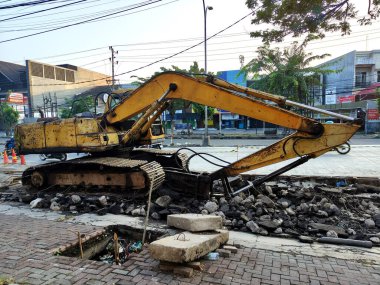 Semarang, Endonezya 29 Haziran 2024, Kazı Makinesi Taşımacılığı. İnşaat için ağır ekipman.