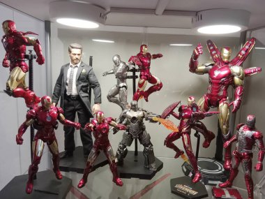 Semarang, Endonezya - 30 Nisan 2024, Demir Adam aksiyon figürü. Süper kahraman oyuncakları.