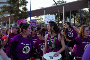 8M protesto yürüyüşünde müzik çalan Batucada 'lı genç ve modern kadın sanatçılar