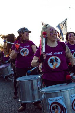 8M protesto yürüyüşünde müzik çalan Batucada 'lı genç ve modern kadın sanatçılar