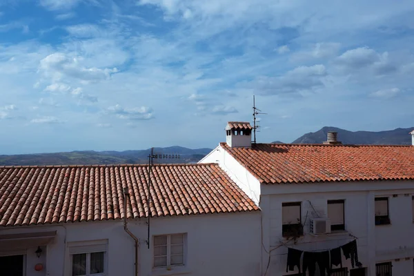 Hausdächer Einem Sonnigen Tag Mit Bergen Und Blauem Himmel — Stockfoto