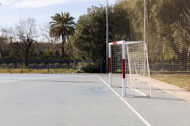 arka planda ağaçlarla dolu arka planda futbol golü