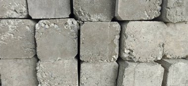 Eski gri tuğla arka plan yığını.