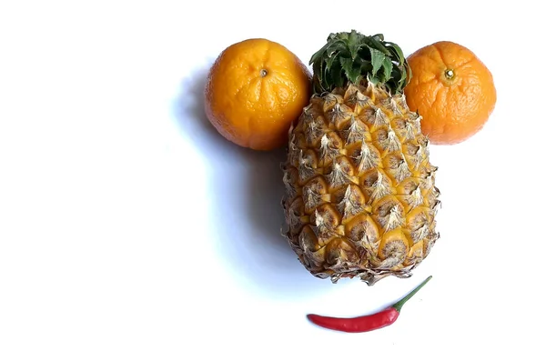 Beyaz arka planda ananas ve portakal