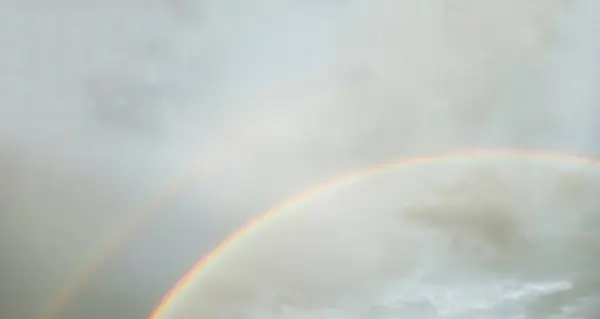 mavi bir gökyüzüne gökkuşağı