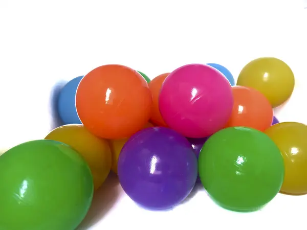 Beyaz arkaplanda renkli şekerler