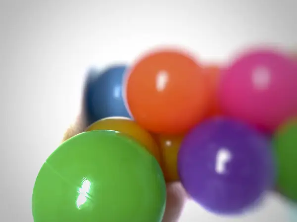 Beyaz arkaplanda renkli balonlar