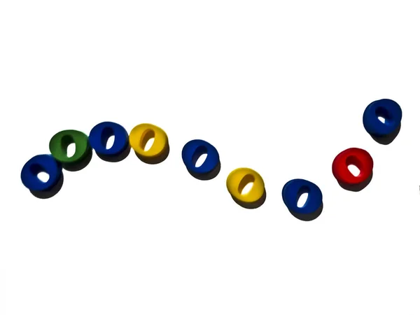 Beyaz arkaplanda izole edilmiş farklı renklere sahip renk düğmeleri