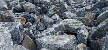 Bir taş yığınına yakın.