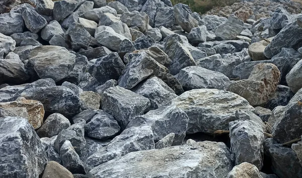 Dağlarda kayalar ve taşlar