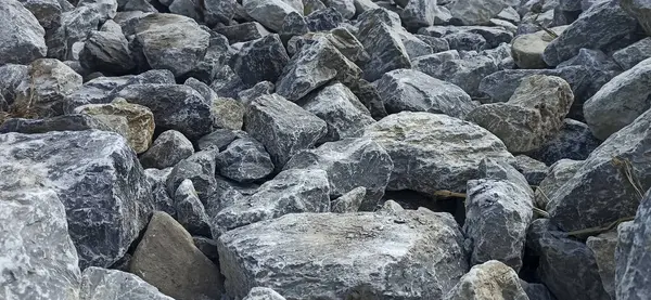 Bir taş yığınına yakın.