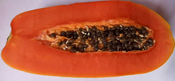 Beyaz arka planda taze taze siyah biber.